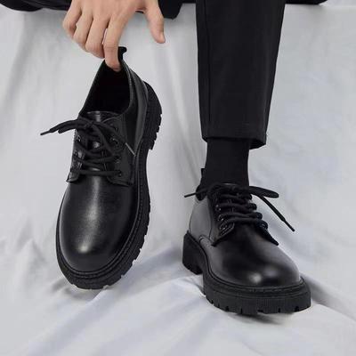 Zapatos de hombre transfronterizos zapatos casuales de cuero individuales verano transpirables suela gruesa estilo británico versátiles zapatos de vestir para hombre negros de PU casuales