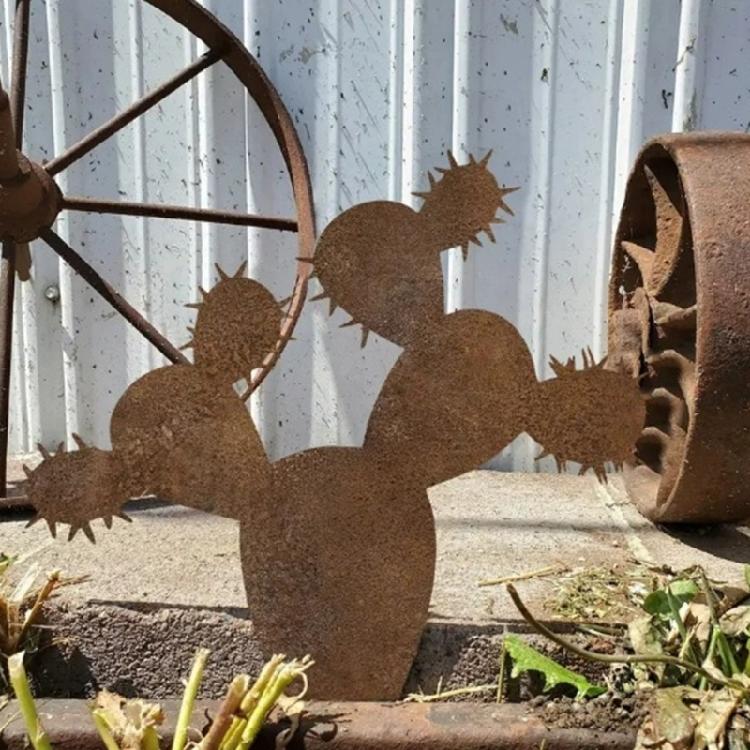 Weather Resistant Outdoor Rust Patina Finish Iron Cactus Sculpture For Garden Decoration And Potted Plant Reinforcement