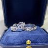 Inele Platinum cu Piatră Roșie Mică Moissanit – Inel Midi de Lux Ușor Stackable pentru Femei cu Accente laterale de Diamant