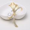 Elegante forma de hoja de planta broche mate diamantes de imitación brillantes con incrustaciones de perlas de imitación decoración traje Pin de solapa temperamento bufanda hebilla insignia vestido abrigo Accesorios