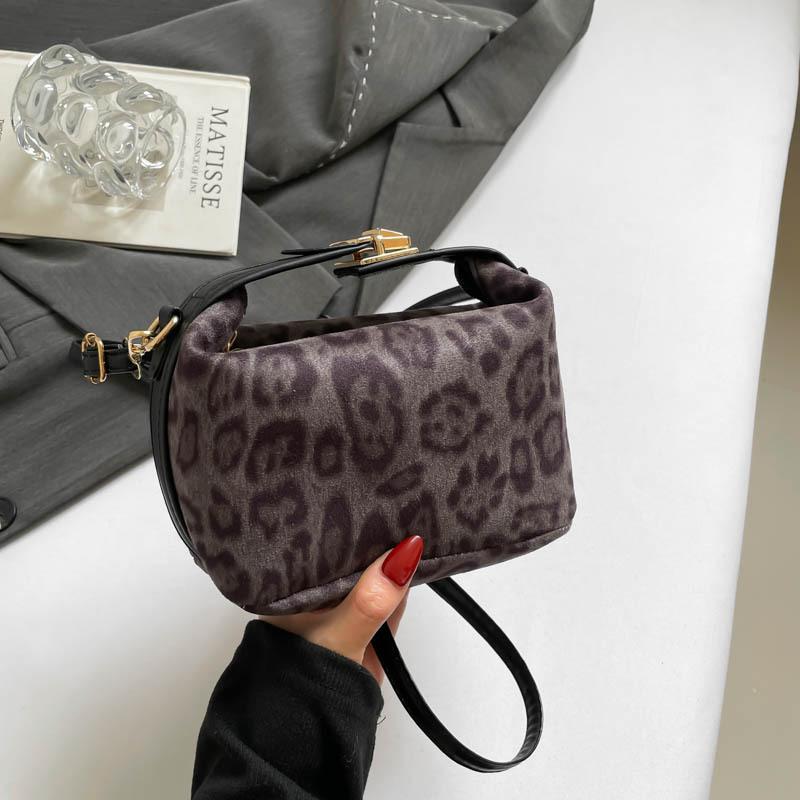 

This year, the popular leopard print large-capacity bag women s 2025 new autumn simple messenger bag commuter shoulder tote bag