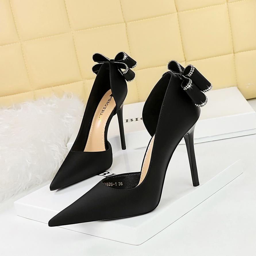 Banquet Vysoké podpatky Tenké podpatky Mělká ústa Špičatá špička na straně vyhloubené štrasový motýlek jednoduché boty