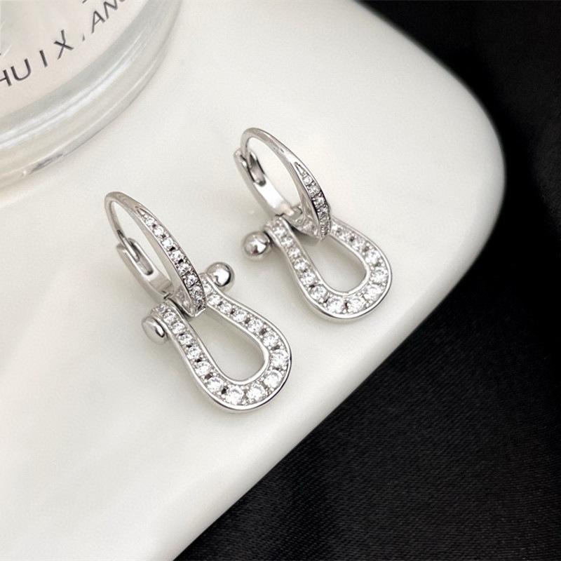 

Micro-inlaid zircon U-shaped horseshoe buckle earrings, exquisite niche light luxury, exquisite ear buckle, fashionable and versatile earrings.