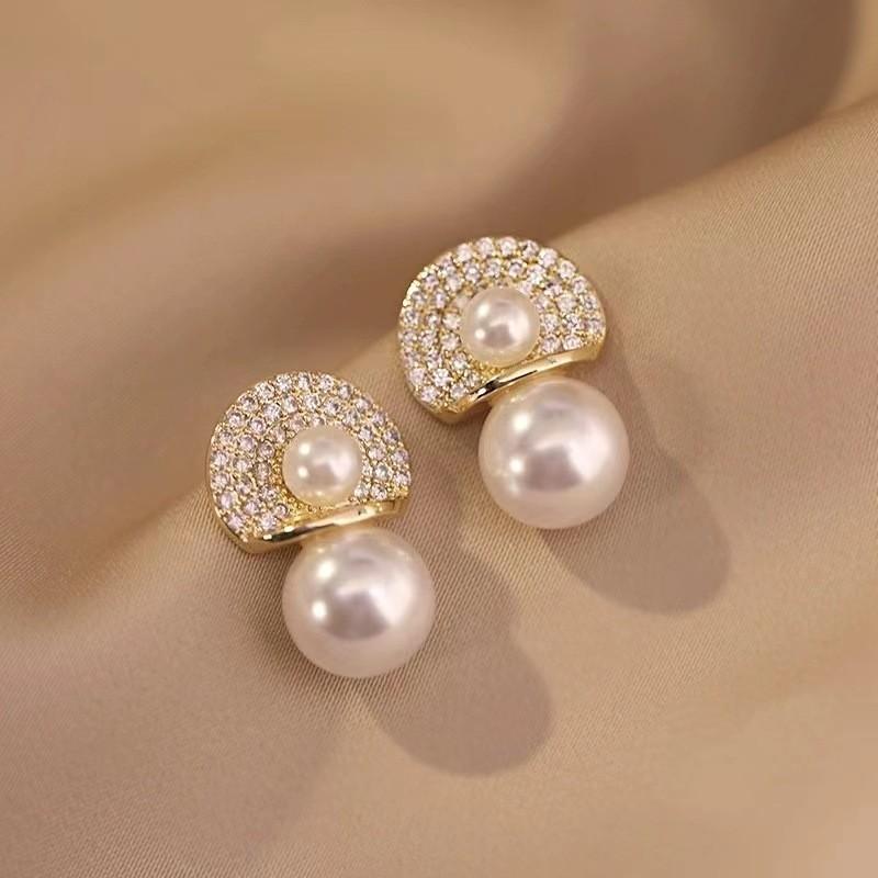 Celebrity temperament Fan-shaped design full diamond stud earrings Gentle and advanced earrings Korean popular earrings