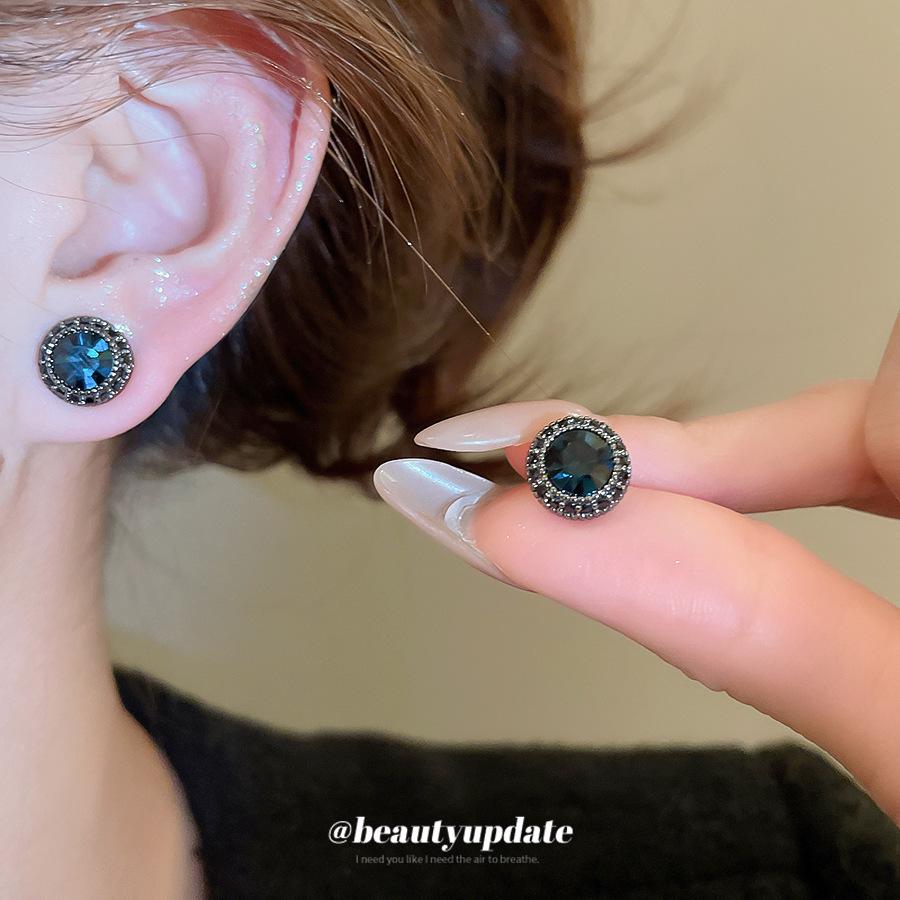 Silver Needle Zircon Geometric Round Stud Earrings - High-End, Simple, Versatile, Retro Fashion Jewelry