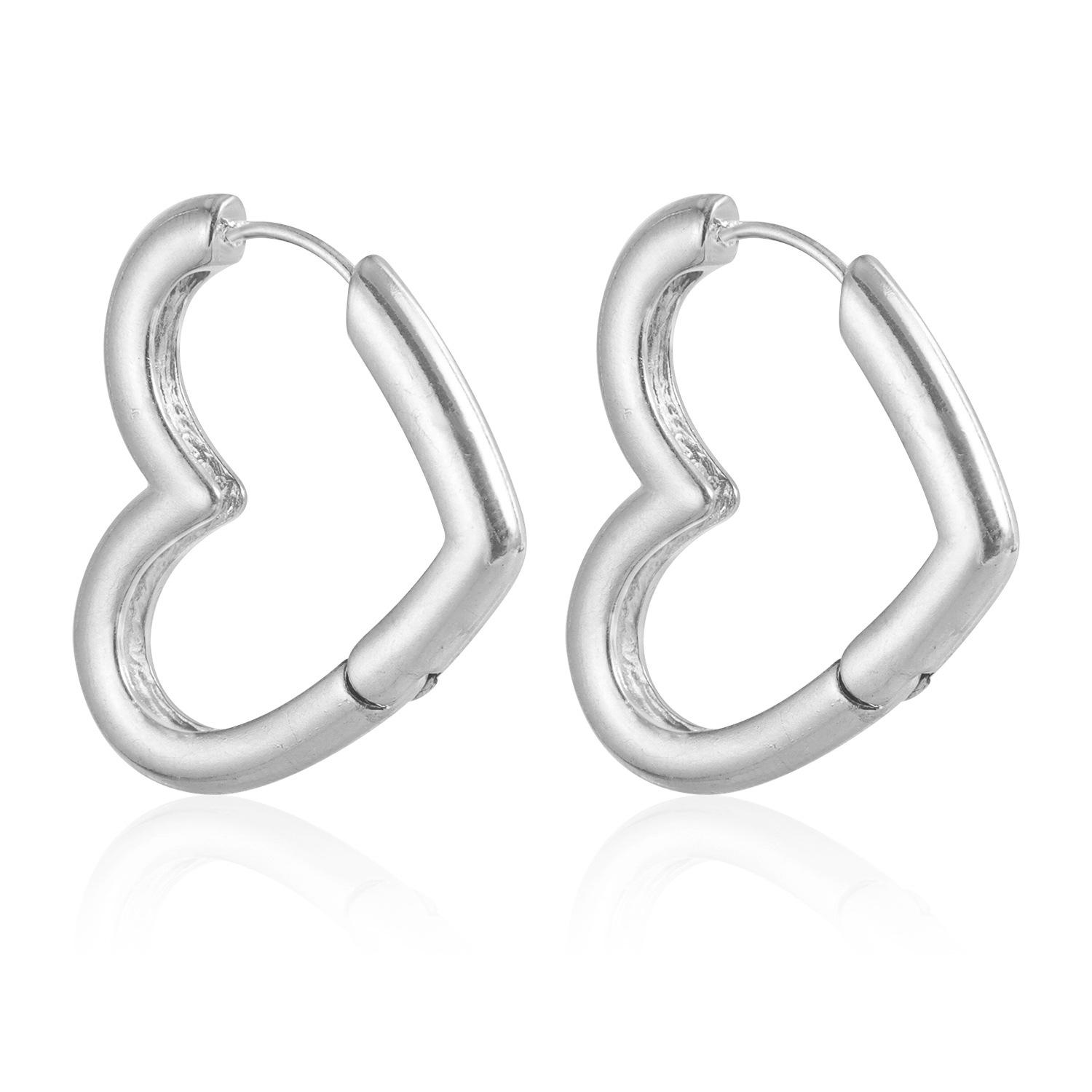 

European and American hollow love earrings temperament heart-shaped stud earrings earrings design cold wind versatile earrings