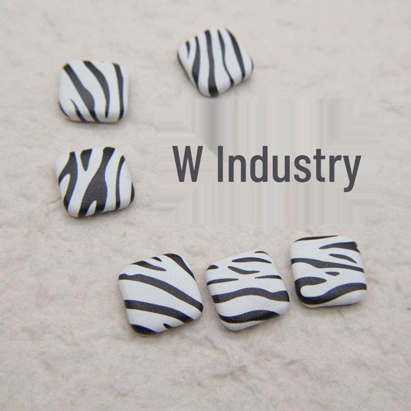 

Черно-белые клетчатые пуговицы, обтянутые тканью, и материалы для серег-пусетов из кожи с принтом «гусиная лапка» и леопардовым принтом