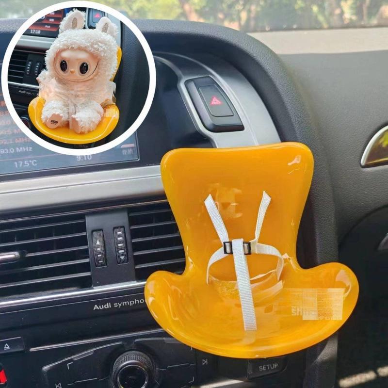 Suport Figurina Mașină Labubu - Se Prinde pe Gura de Ventilație, Se Potrivește Tuturor Păpușilor, Dublează Drăgălășenia