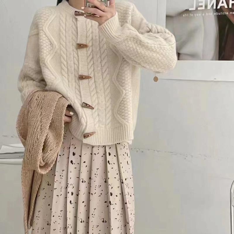 Autumn and Winter New Thickened Retro Twist Sweater Jacket Women's Fashion Horn Buckle Short Round Neck Knitted Cardigan Top
