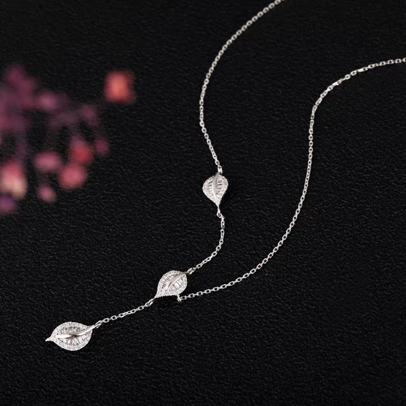 Three-Leaf Clavicle Chain: Stylish, Versatile, Non-Fading Necklace for Women in Trendy Ins Fresh Style Does not fade