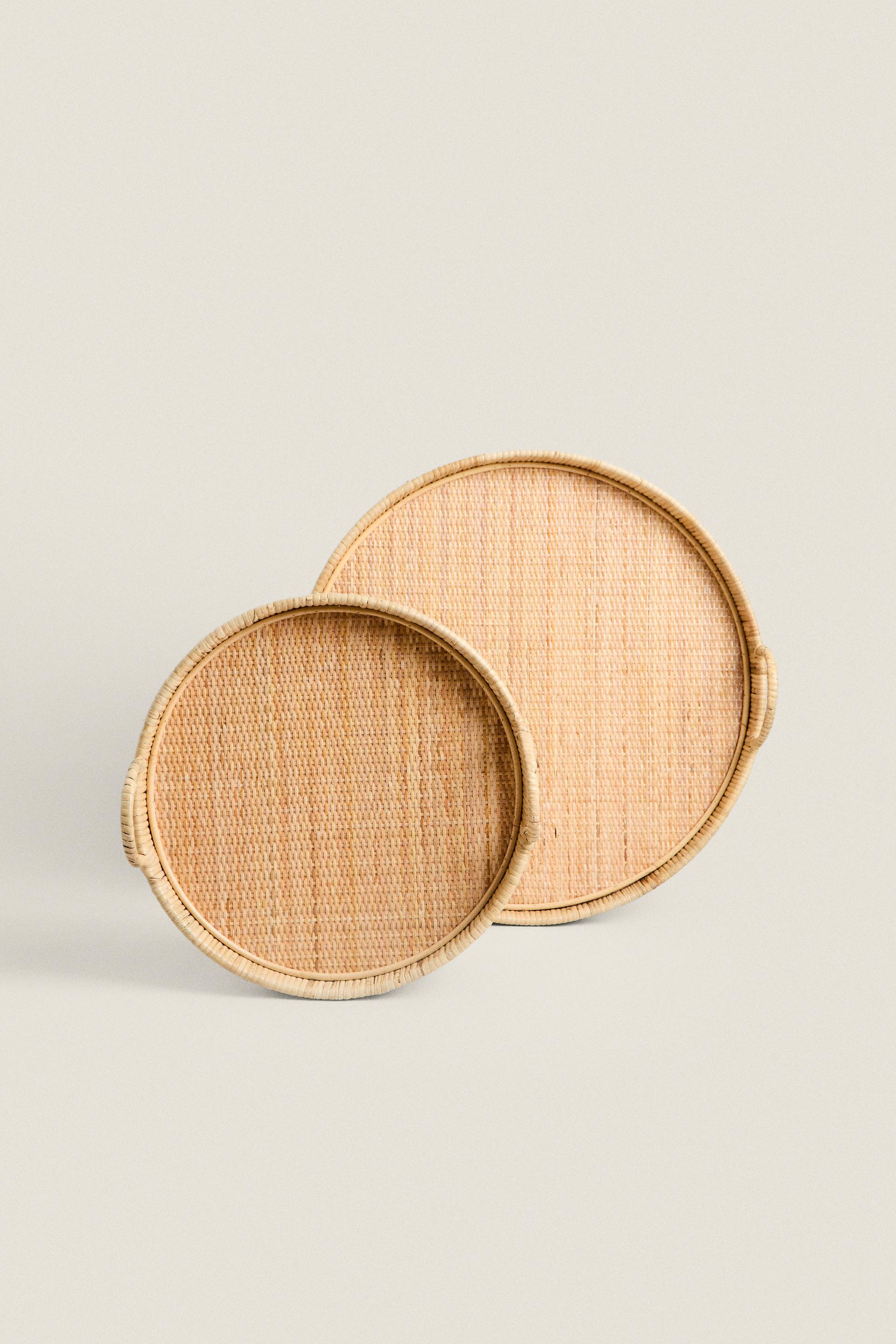 

КРУГЛЫЙ ПОДНОС ИЗ РОТАНГА