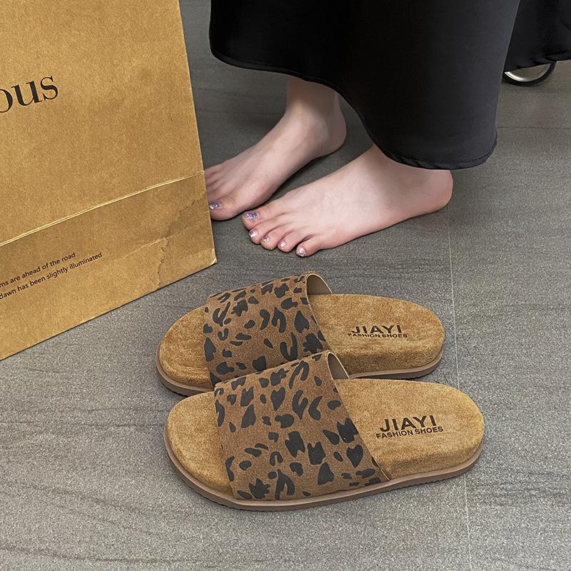 Retro flat-bottomed slippers for women to wear in the autumn of 2025. The new fashion is very easy to wear. Lazy home slippers