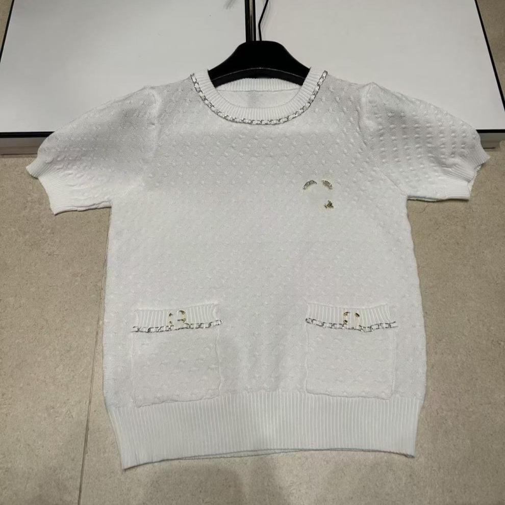 Xiangjia 2026 Summer Knit Short Sleeve Top with Metal Chain and Ribbon Brooch