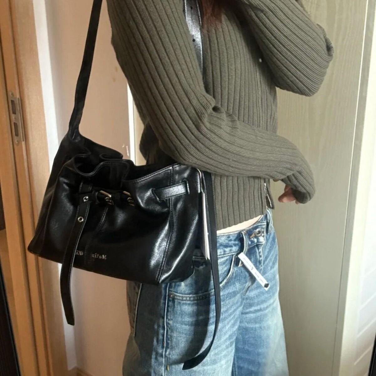 

New Niche Pleated Large Capacity Bucket Bag for Women s Motorcycle Style Single Shoulder Armpit Crossbody Bag