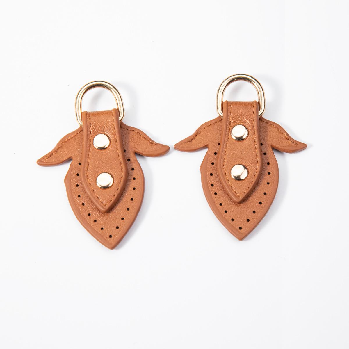 

Premium PU Leather Earring Hook with Delicate Texture - Durable and Fashionable Luggage Accessory.