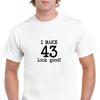 Jag Får 43 Att Se Bra Ut Födelsedag Rolig Skämt Present Åldrande Vit Svart Bomulls T-shirt