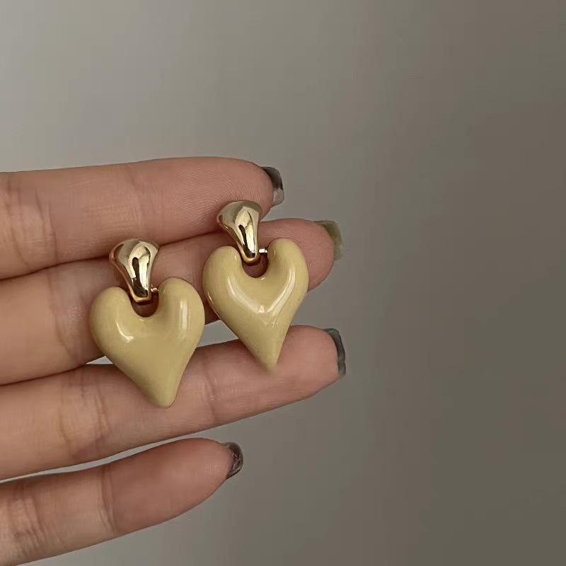 Temperament simple pearl love stud earrings women's light luxury niche design sense high sense Korean versatile earrings ear jewelry