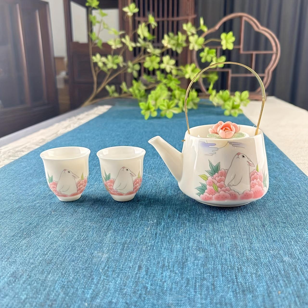 

Керамический чайный сервиз из 3 предметов включает в себя 1 чайник и 2 чайные чашки, фарфоровый чайник из баранины и нефрита, милый кролик, чайник для дома, ресторана, отеля, офиса, чайные аксессуары, подарки F Ceramics