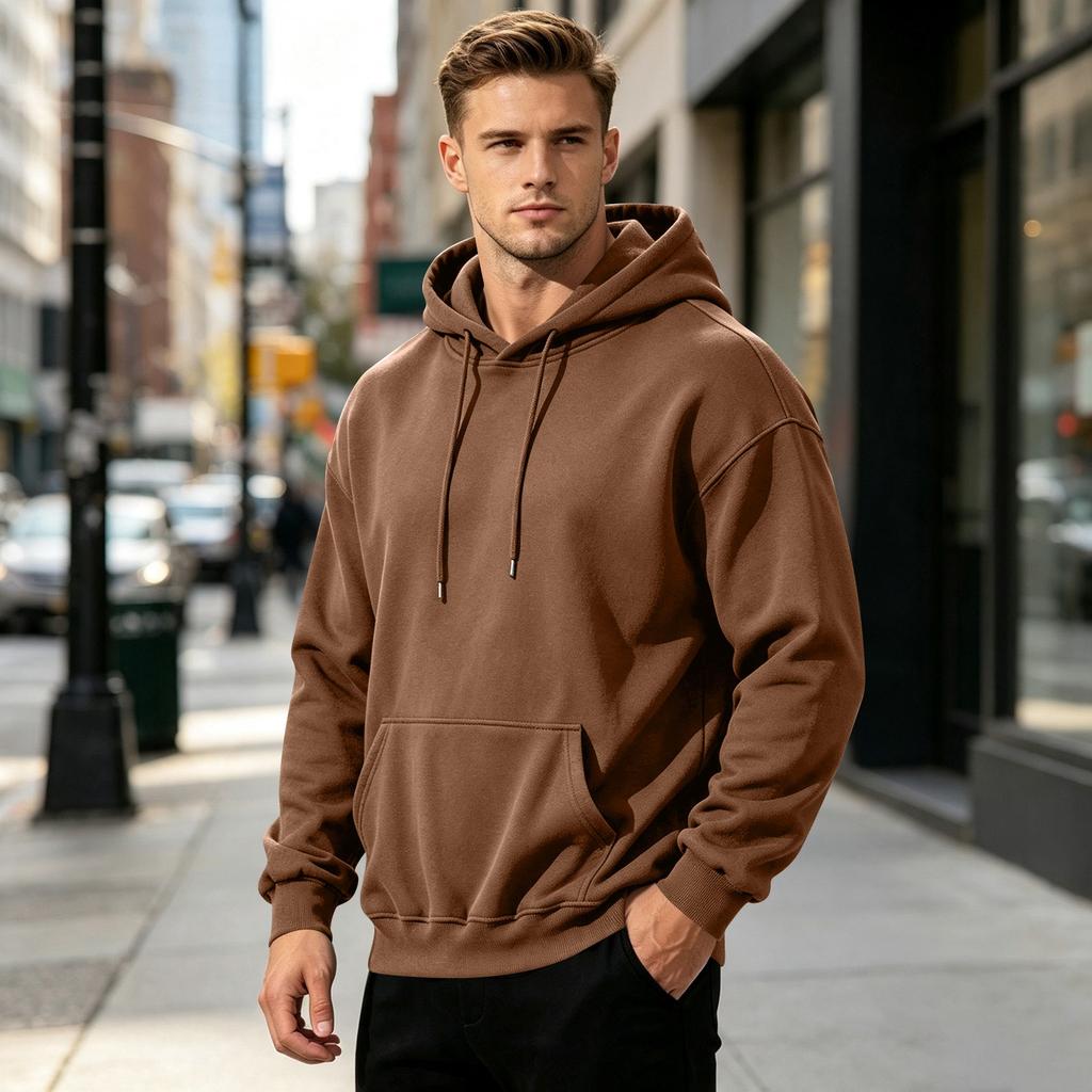 Felpa con cappuccio e spalle scese da uomo