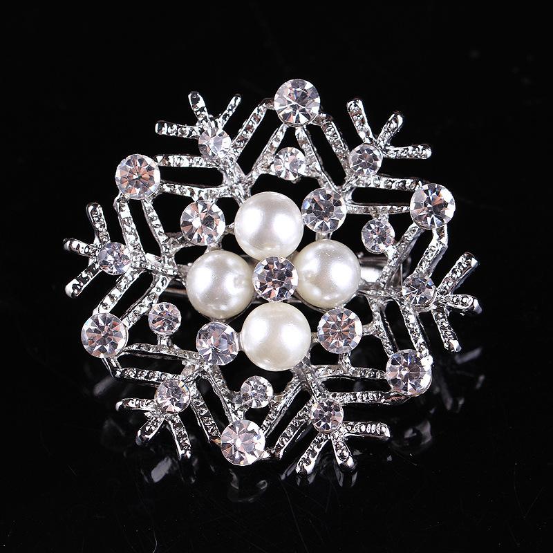 

Fashion Hollowing Snowflake Small Pearl Hundred Match Brooch Corsage Flower Corsage Buckle Accessories Long-Lasting Color Exquisite Brooch BFF Gift