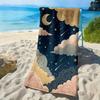 A toalha de praia de microfibra de poliéster com padrão de nuvens, estrelas e luas sonhadoras é altamente absorvente, adequada para natação e passeios na praia.