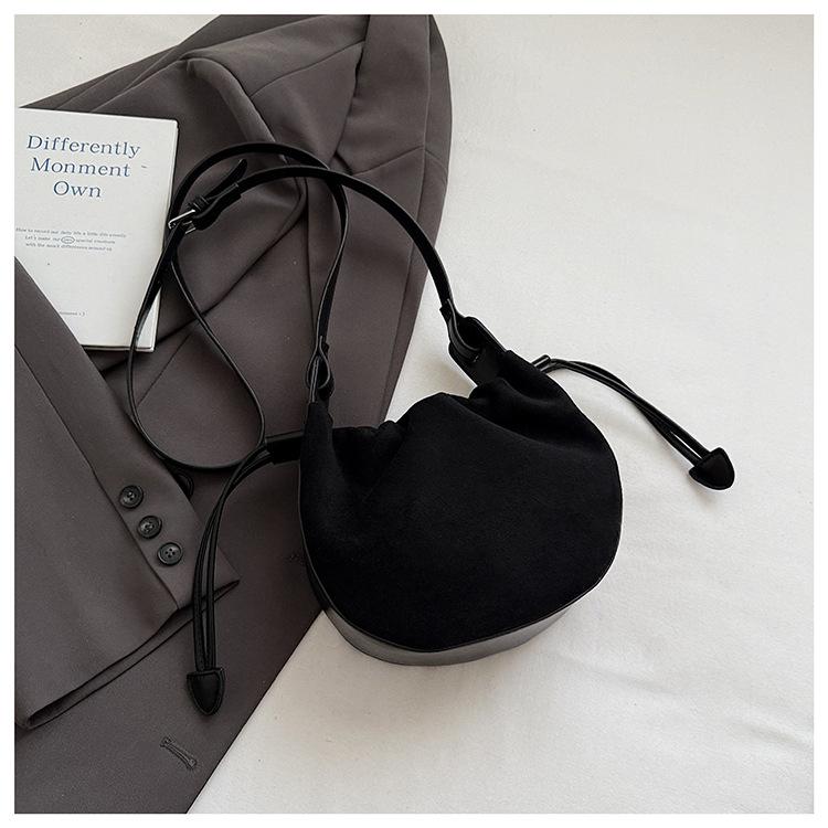 

2025 niche design pleated shoulder handbag new retro fashion commuter messenger bag foreign style tips bag women чёрный