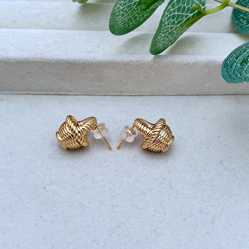 

Шикарные серьги из металла и бамбуковой корзины: Легкая роскошь и игривый дизайн