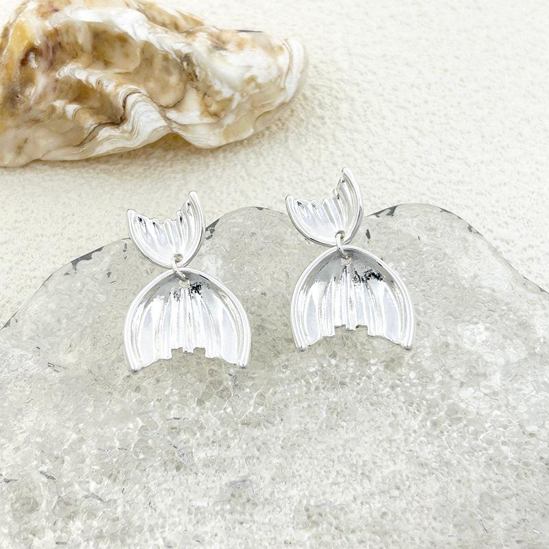 Manufacturer S Supply Fashion Pleated Fishtail Shape Earrings Spot Women серебряный