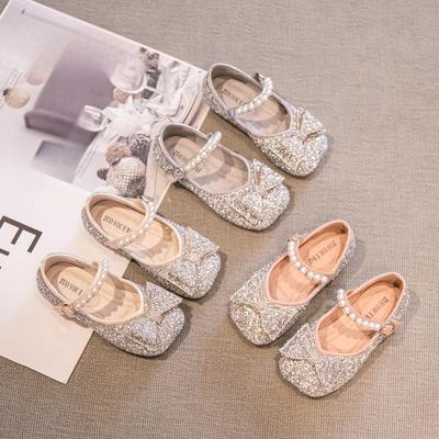 Neue Schuhstyle für Mädchen - Einzelschuhe zum Tanzen