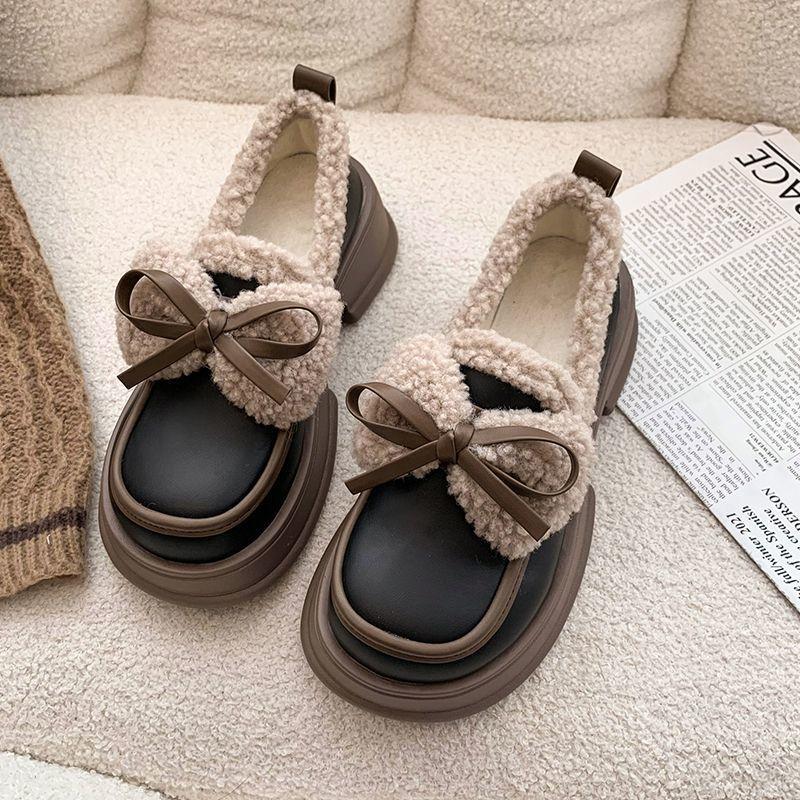 

Теплые и бархатистые маленькие кожаные туфли для женщин на зиму 2025 года, новые лоферы на одной педали с бантом, хлопковые туфли на толстой подошве-маффине 40 чёрный