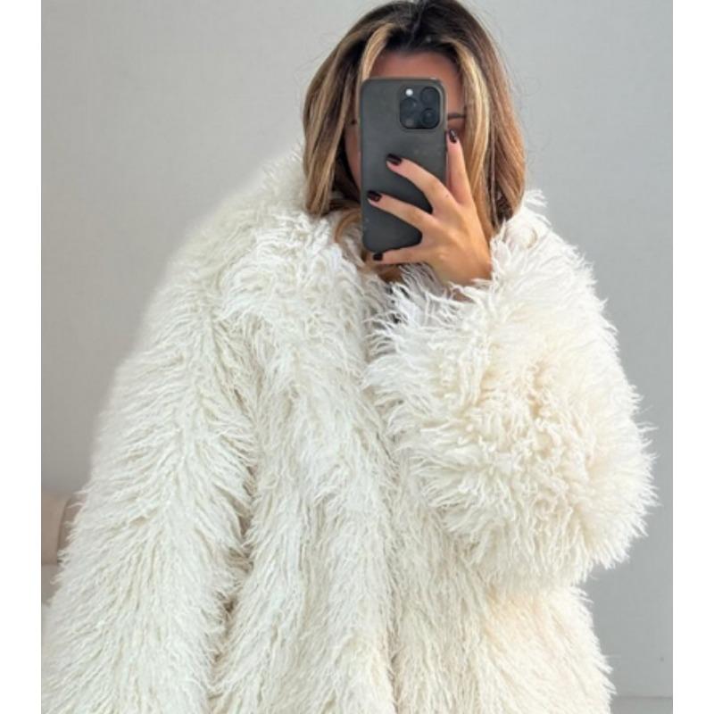 Cappotto Invernale Oversize da Donna in Ecopelliccia Bianca Soffice e Caldo