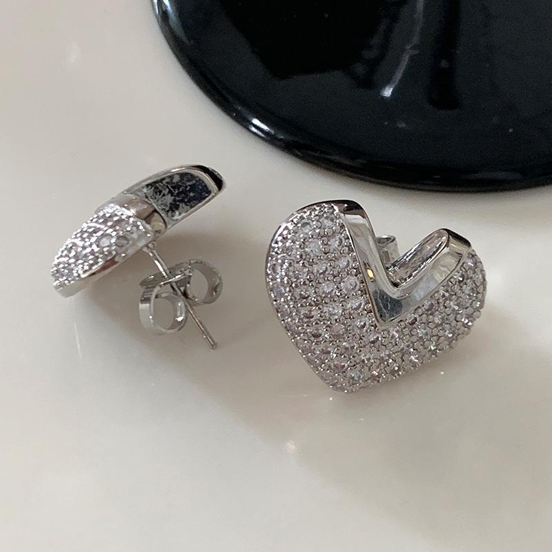 Damenmode Ohrringe mit Diamanten besetztem herzförmigem Silberstift - Elegantes und luxuriöses Design