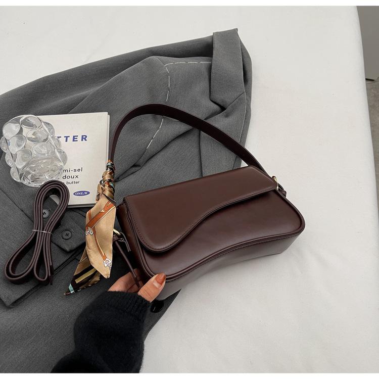 

Осінь і зима новий іноземний стиль текстури під пахвами сумка темперамент комутації атмосфера сумочка суцільний колір проста мода плеча жіноча сумка темно-коричневого кольору