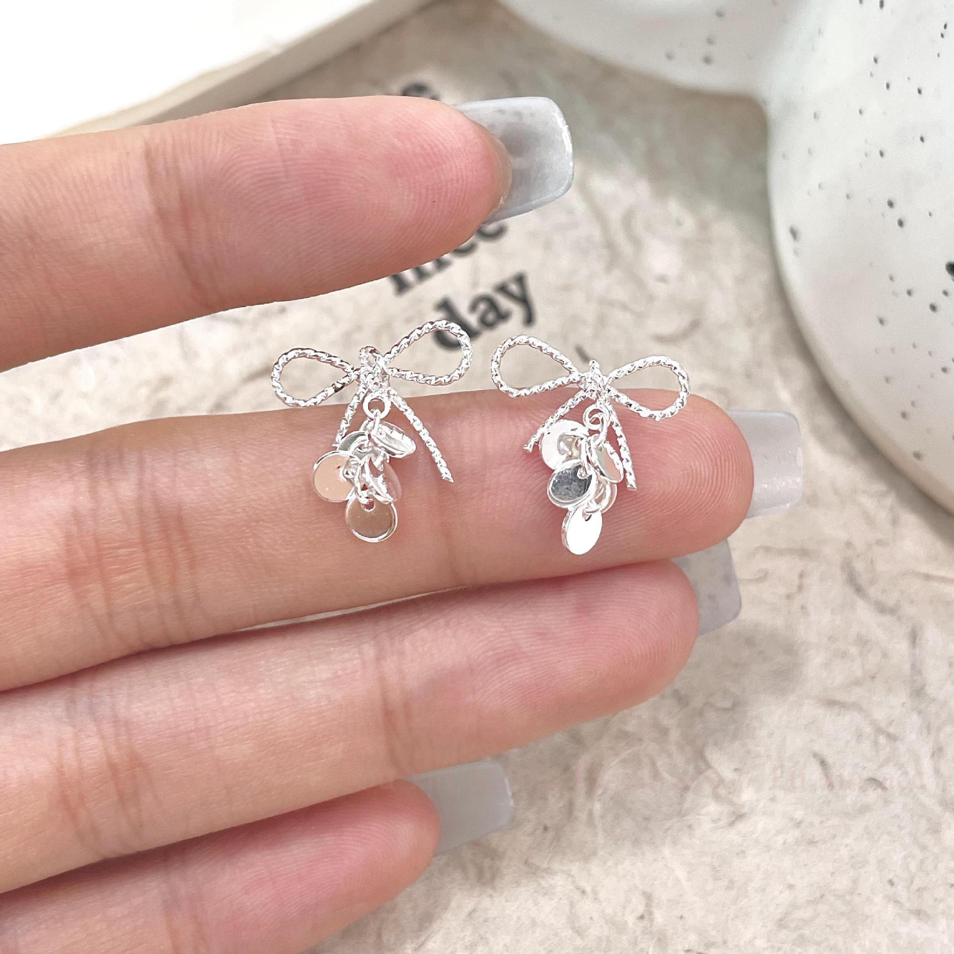 

Серьги-бантики с кисточками из пайеток FUXIN – Шикарный аксессуар для заявления в стиле легкой роскоши.