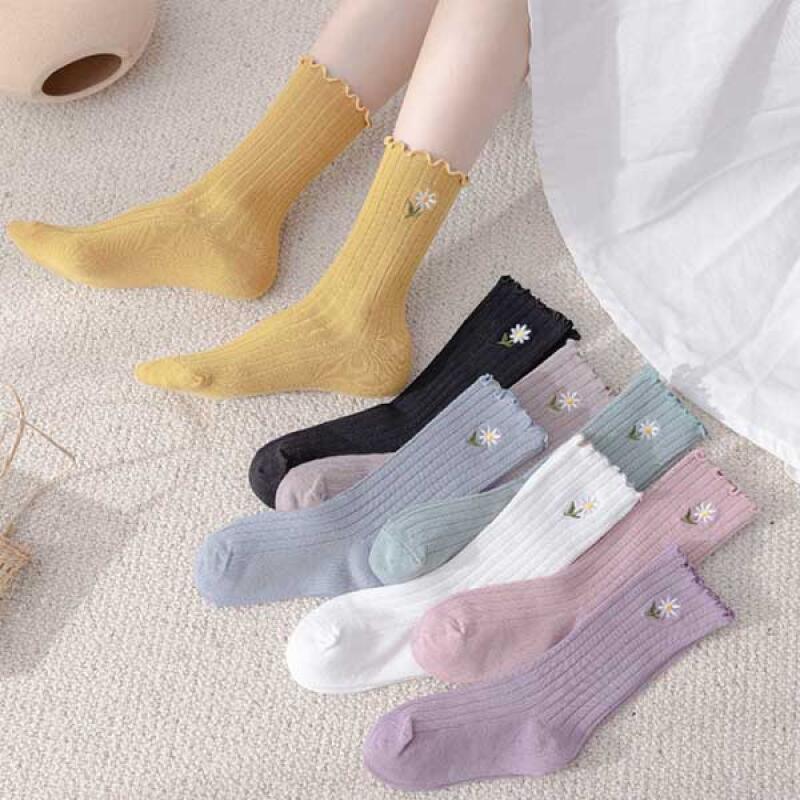 No-pressure daisy flower embroidery socks