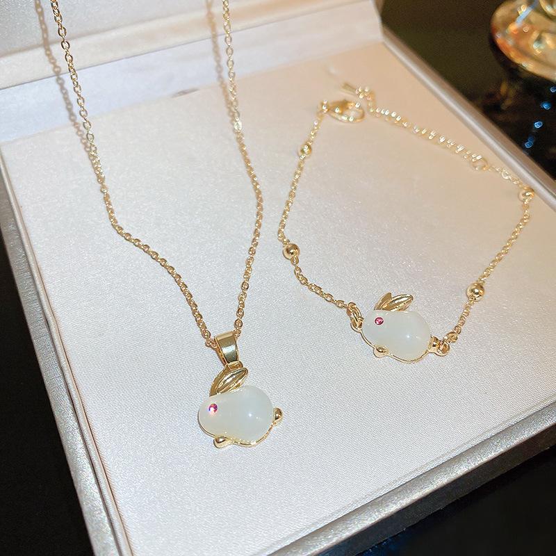 

Diamond-Studded Rabbit Bracelet: Korean Fashion, Versatile Design, Unique Personality