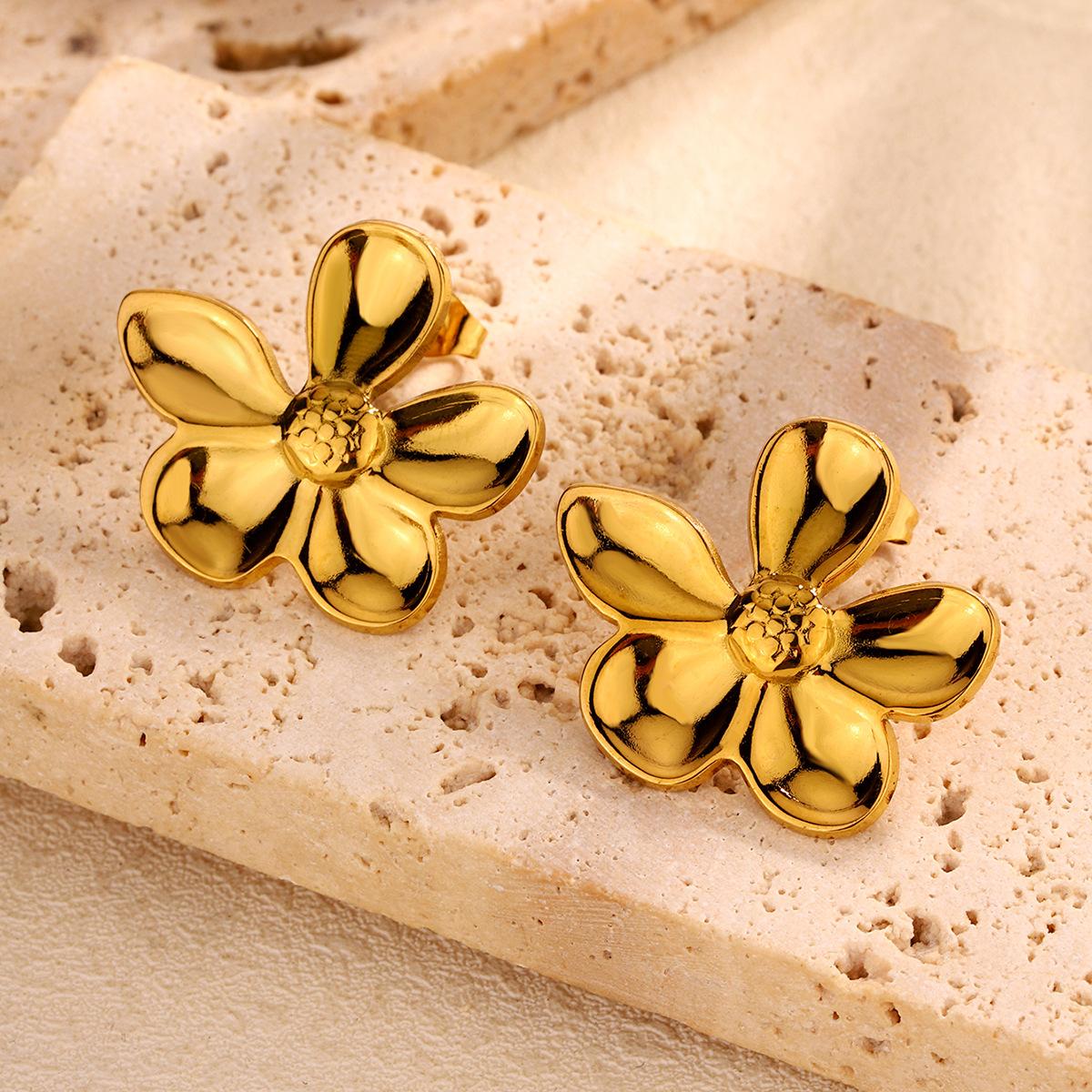 1. High-end stainless steel gold earrings, niche design light luxury earrings, commuting versatile temperament earrings