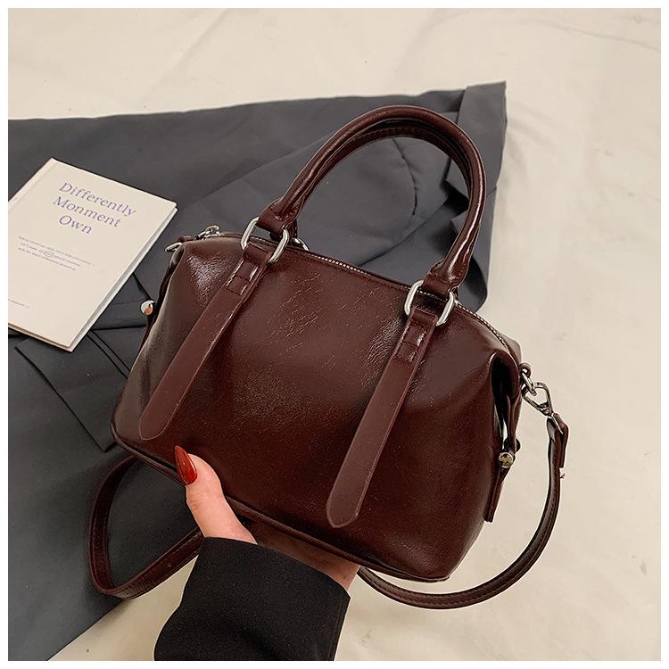 Light Luxury High-end Portable Boston Bag Women 2025 New Versatile Fashion Commuter Oil Wax Leather Shoulder Messenger Bag