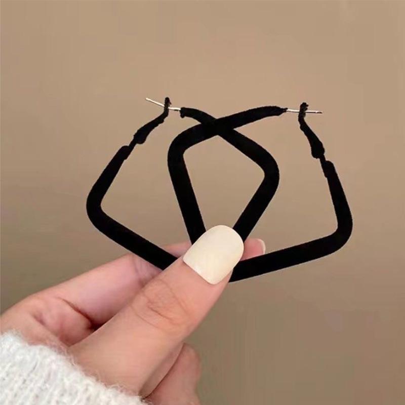 

Европейские и американские серьги с серебряной иглой 925 пробы: Осенне-зимняя мода, преувеличенное черное флокирование, простое кольцо для женщин.