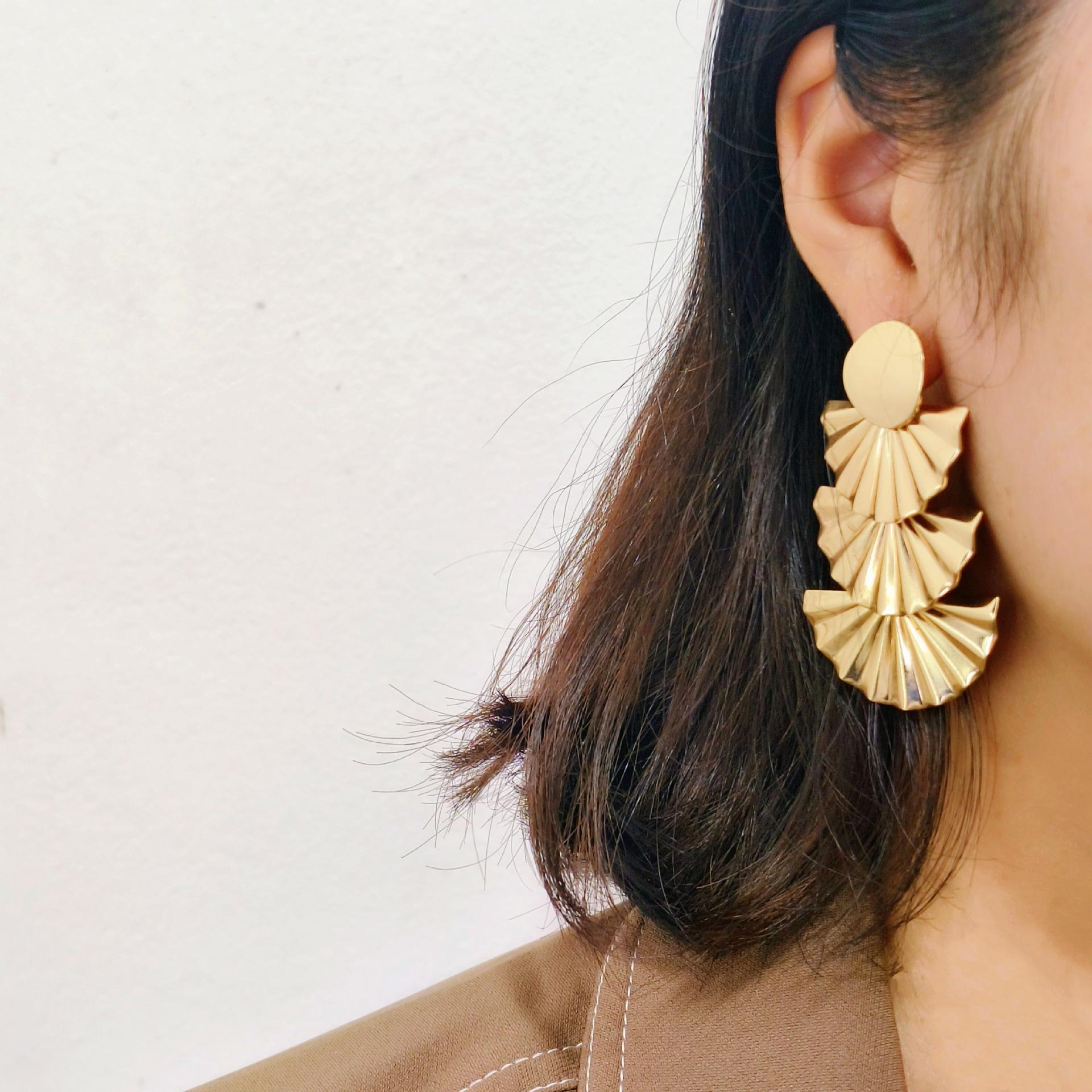 

Metal Textured Layered Fan Earrings: European & American Style for Women, INS Trend, High-End Design, Versatile Cross-Border Studs.