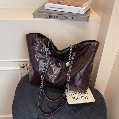 De Diamantvormige Ketting Tote Bag Is Een Ruime, Modieuze Forensentas met Een Stevig Gevoel en Een Hand- of Schoudertas