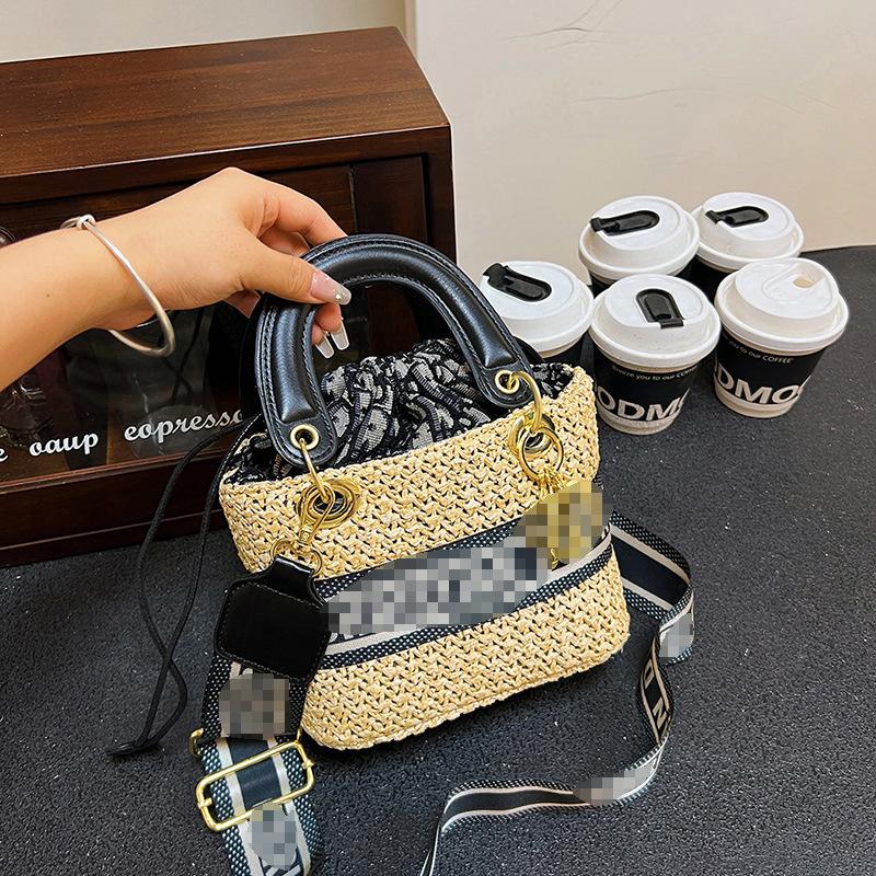 

2025 соломенная сумка-тоут для путешествий новая с широким плечевым ремнем плетеная корзина из растительных материалов большая вместимость одно плечо женская сумка-мессенджер Small чёрный