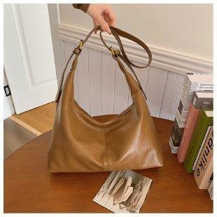 IELGY Retro Large-Capacity Commuter Underarm Bag Fashion Shoulder Messenger Bag