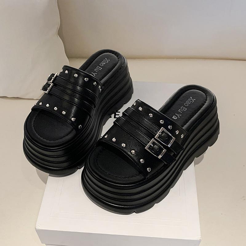 2025 new thick-soled height-increasing cool slippers for women's summer wear super fire French beautiful skirt high-end beach shoes