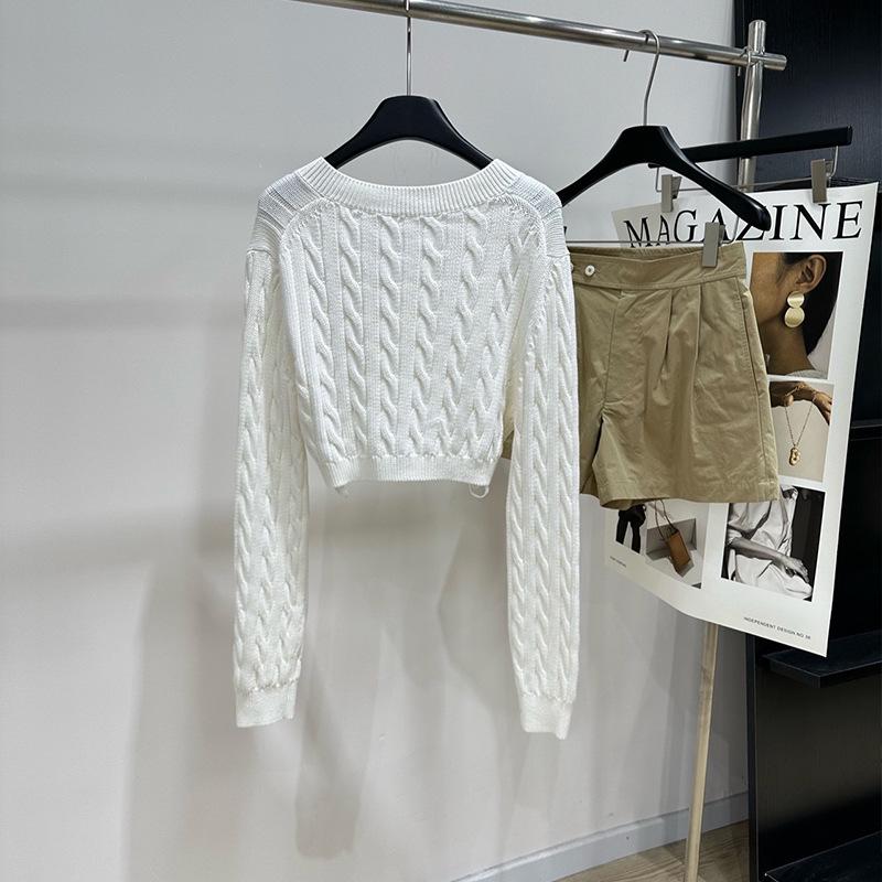 2026 Spring/Summer Women's White Cable-Knit V-Neck Embroidered Long-Sleeve Cropped Sweater