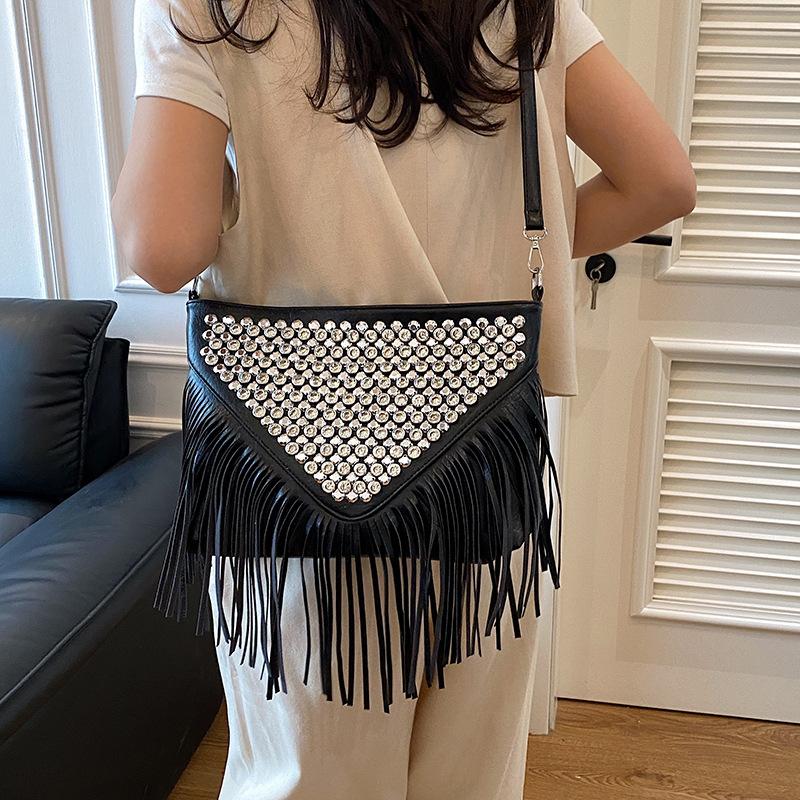 Autumn bag women's 2025 new Korean version of fashion fringed shoulder bag versatile large capacity rivet messenger envelope bag