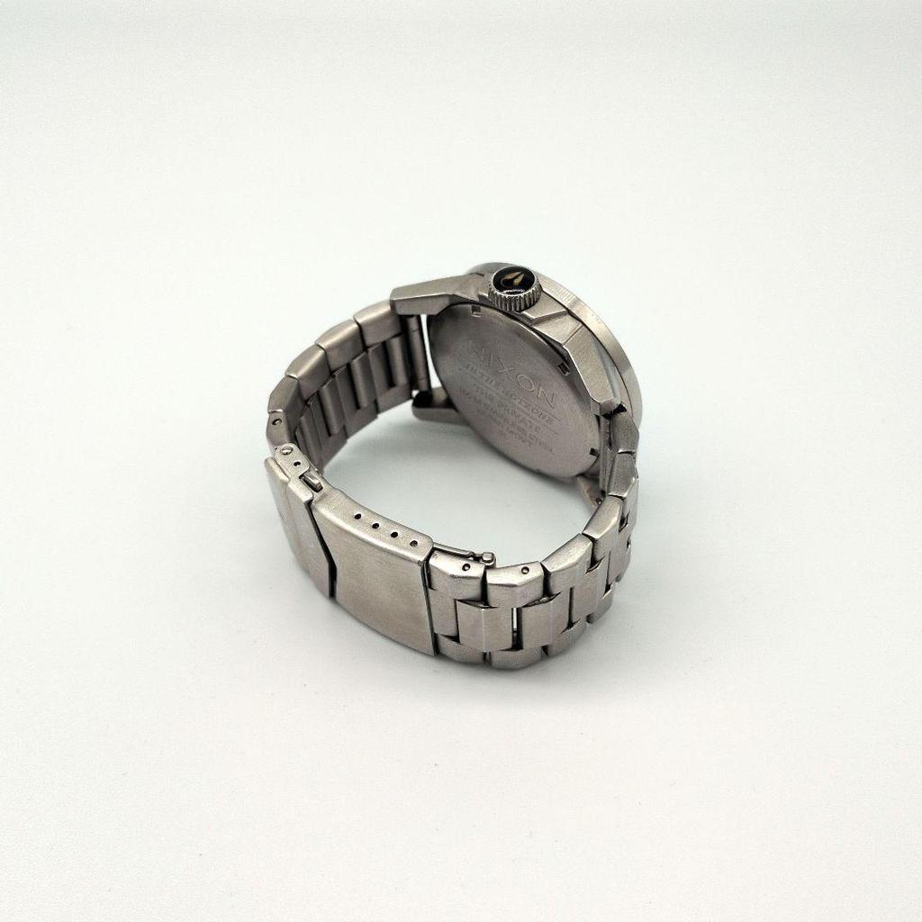 Used [Final price lower] Beautiful item NIXON IN THE HOTZONE in operation
