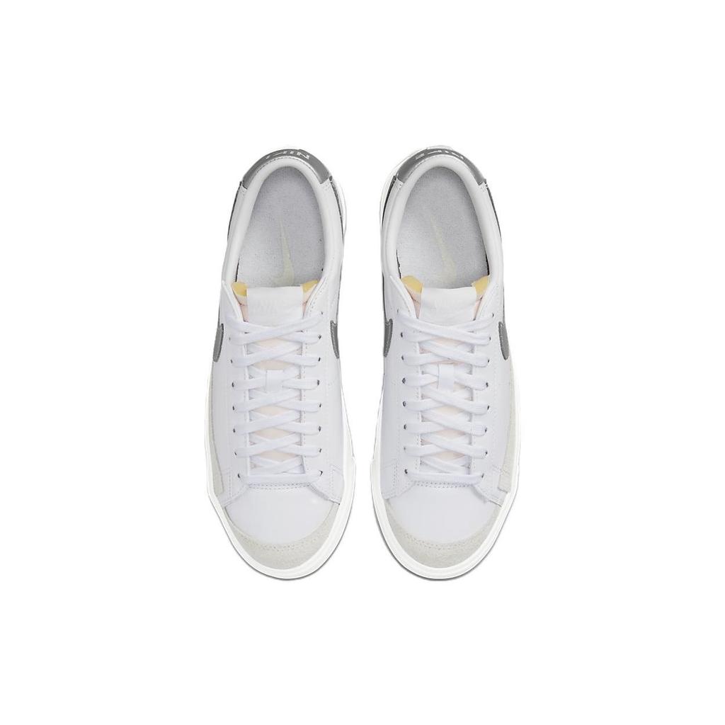 Nike Damen Blazer Low '77 Weiß Metallisches Silber DC4769-113