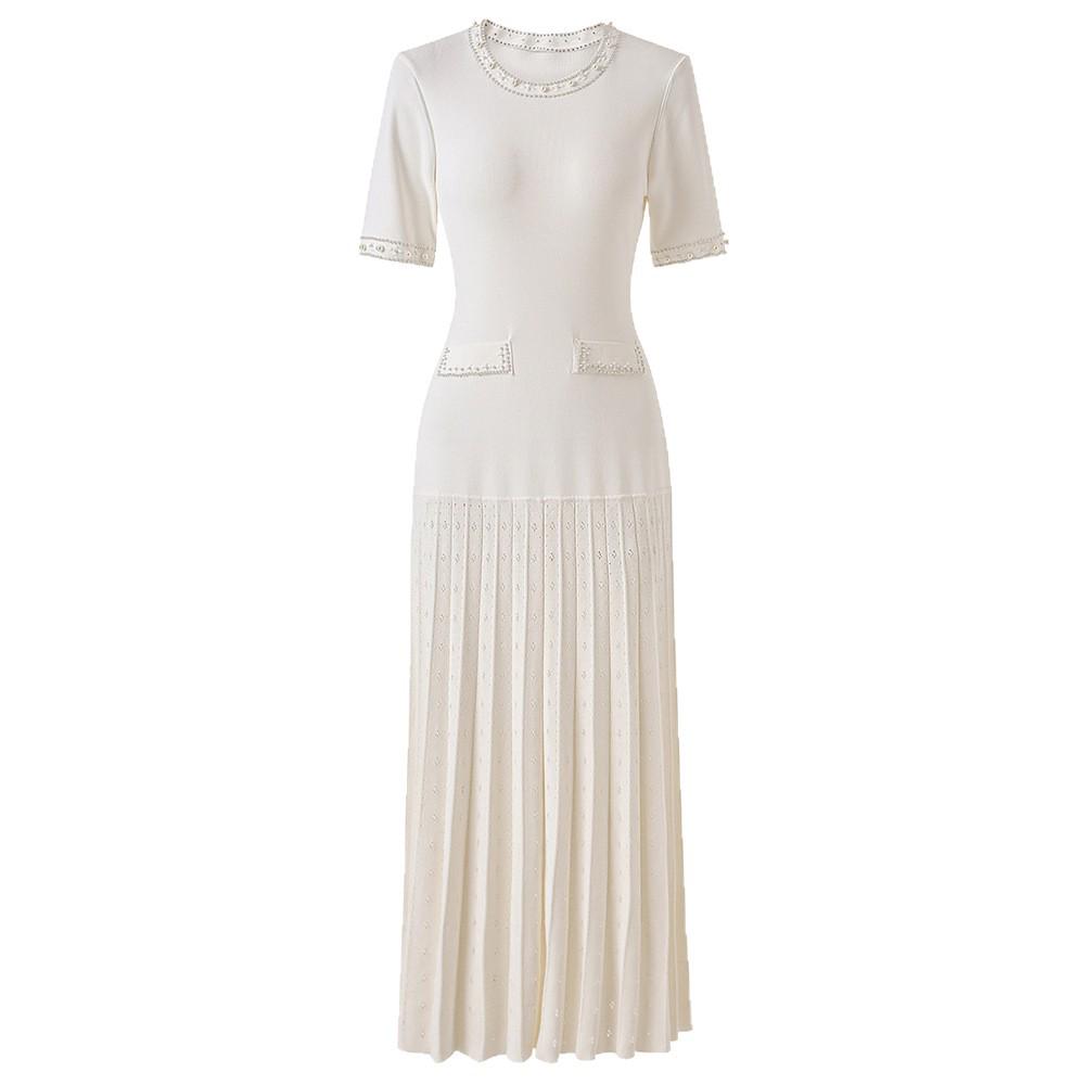 Schwarzes Strickkleid mit Rundhalsausschnitt, Perlenbesatz, kurzen Ärmeln und hochelastischer Taille