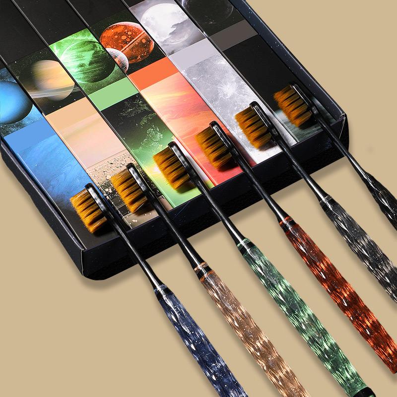 

Коробка из 6 зубных щеток с мягкой щетиной в высококачественной подарочной коробке с тонкой шелковой оберткой, с широкой головкой для защиты десен.